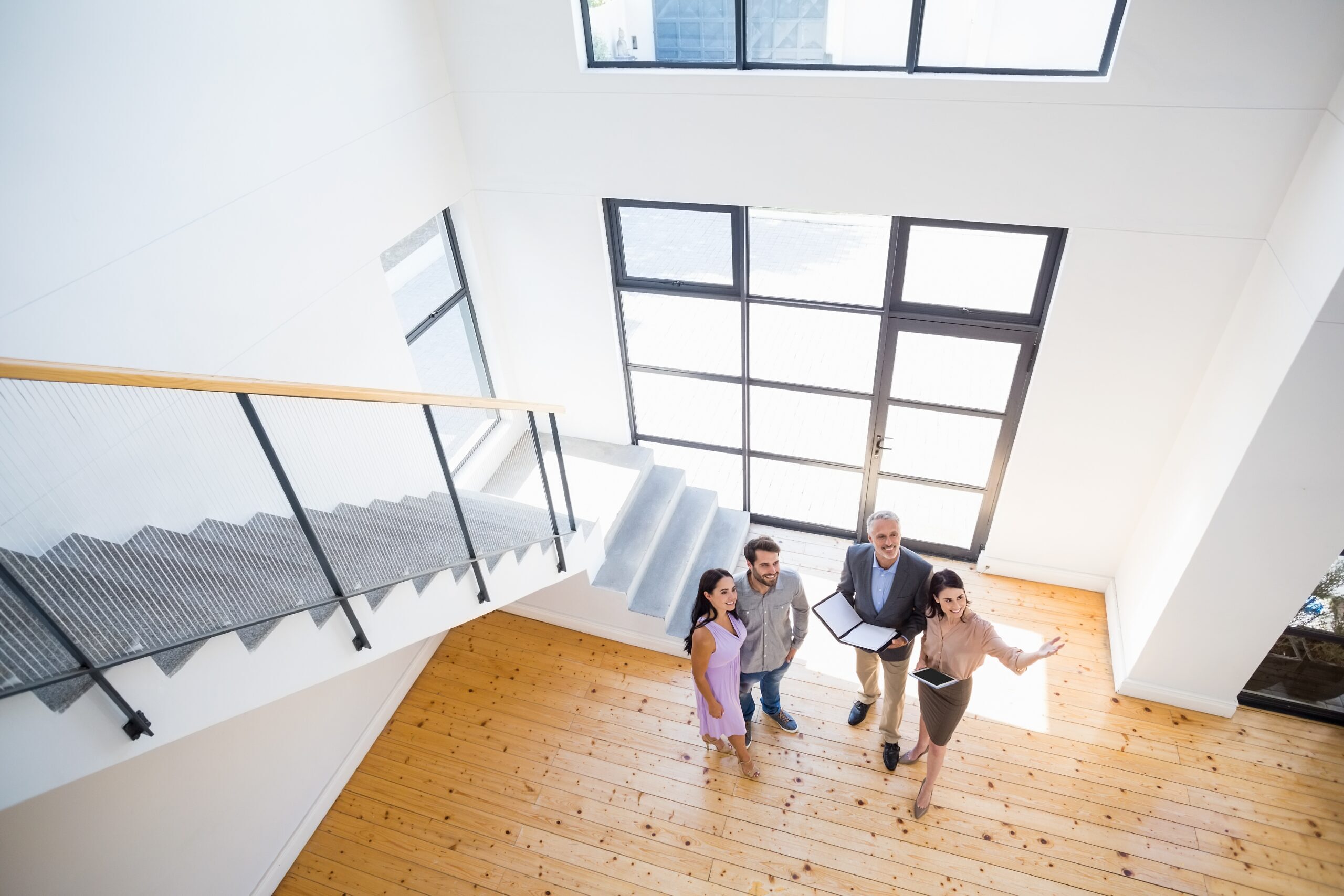 Real estate agent showing new house to couple Besichtigung