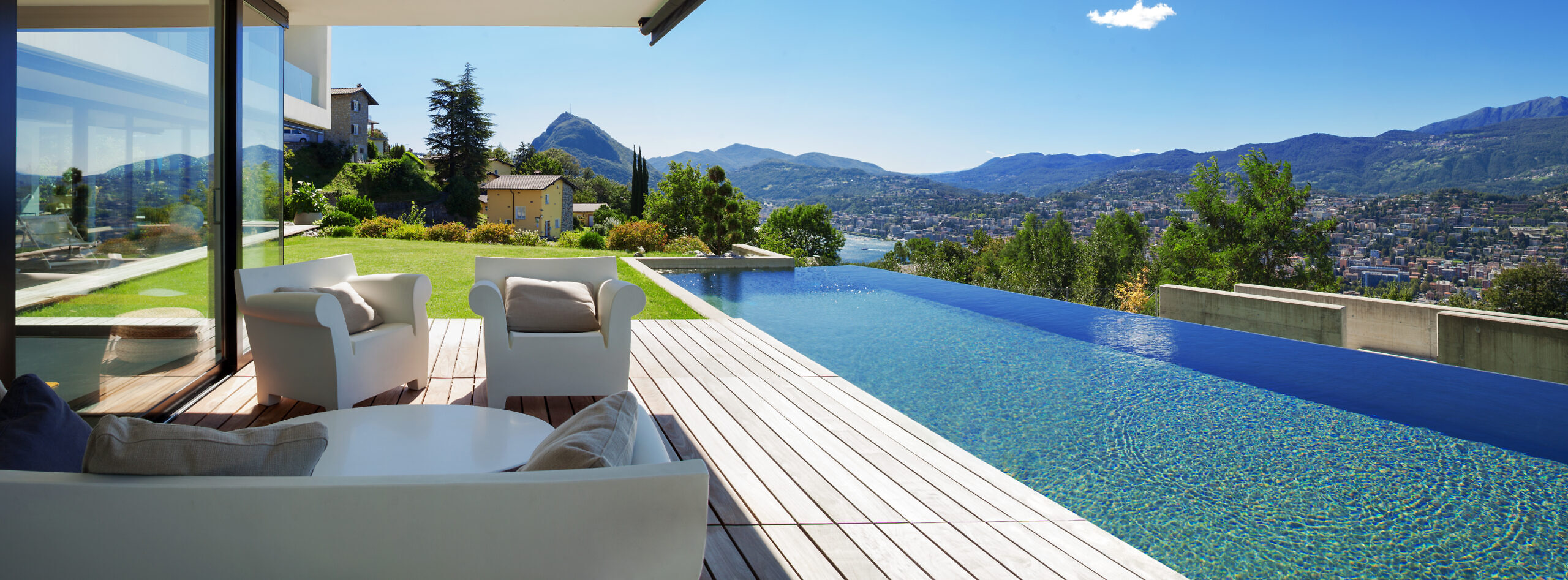 Pool and modern house Ferienimmobilie
