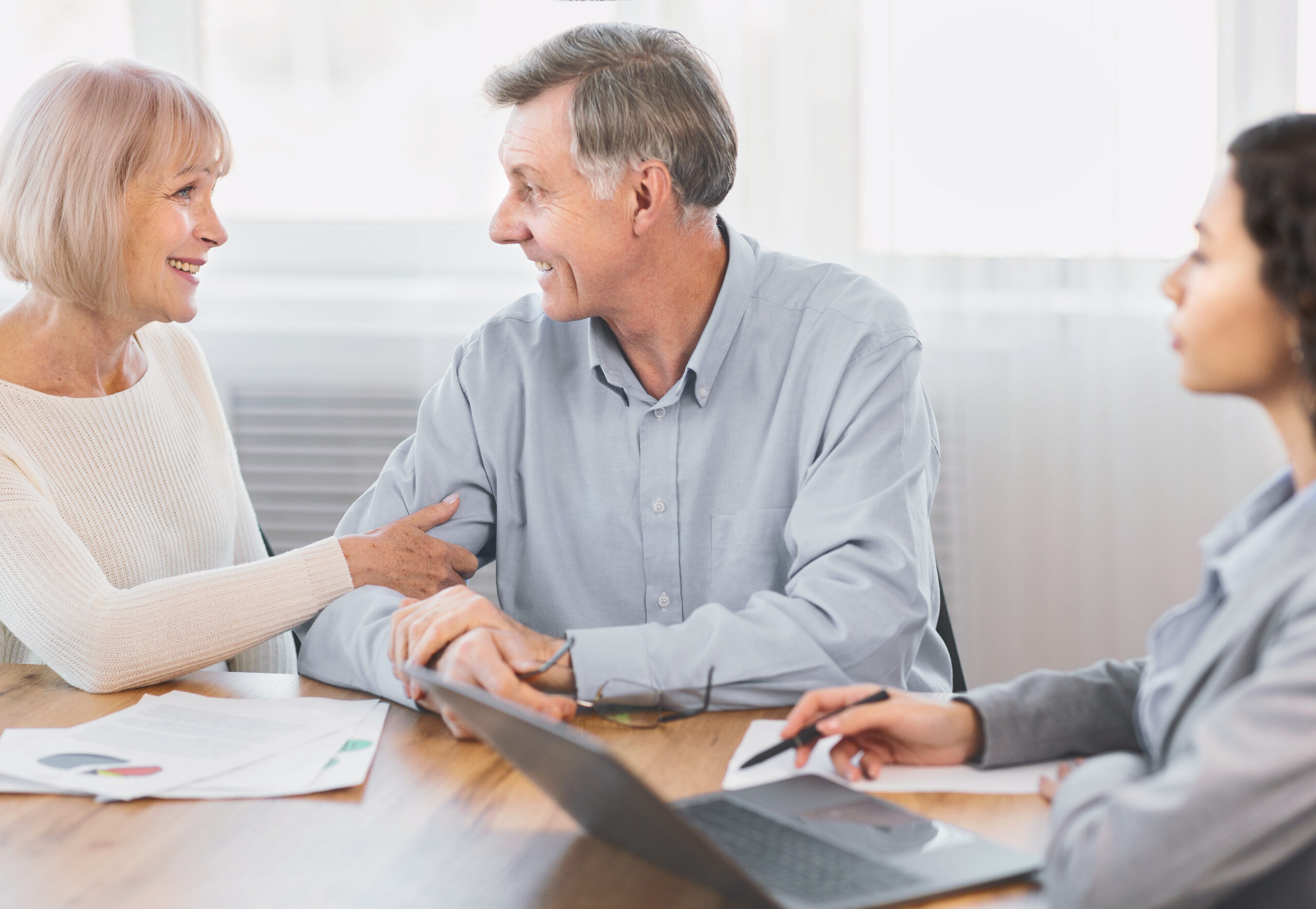Mature couple talking to financial advisor at home Verkaufen Sie Ihre Immobilie mit der SIS-Sparkassen-Immobilien-Service GmbH