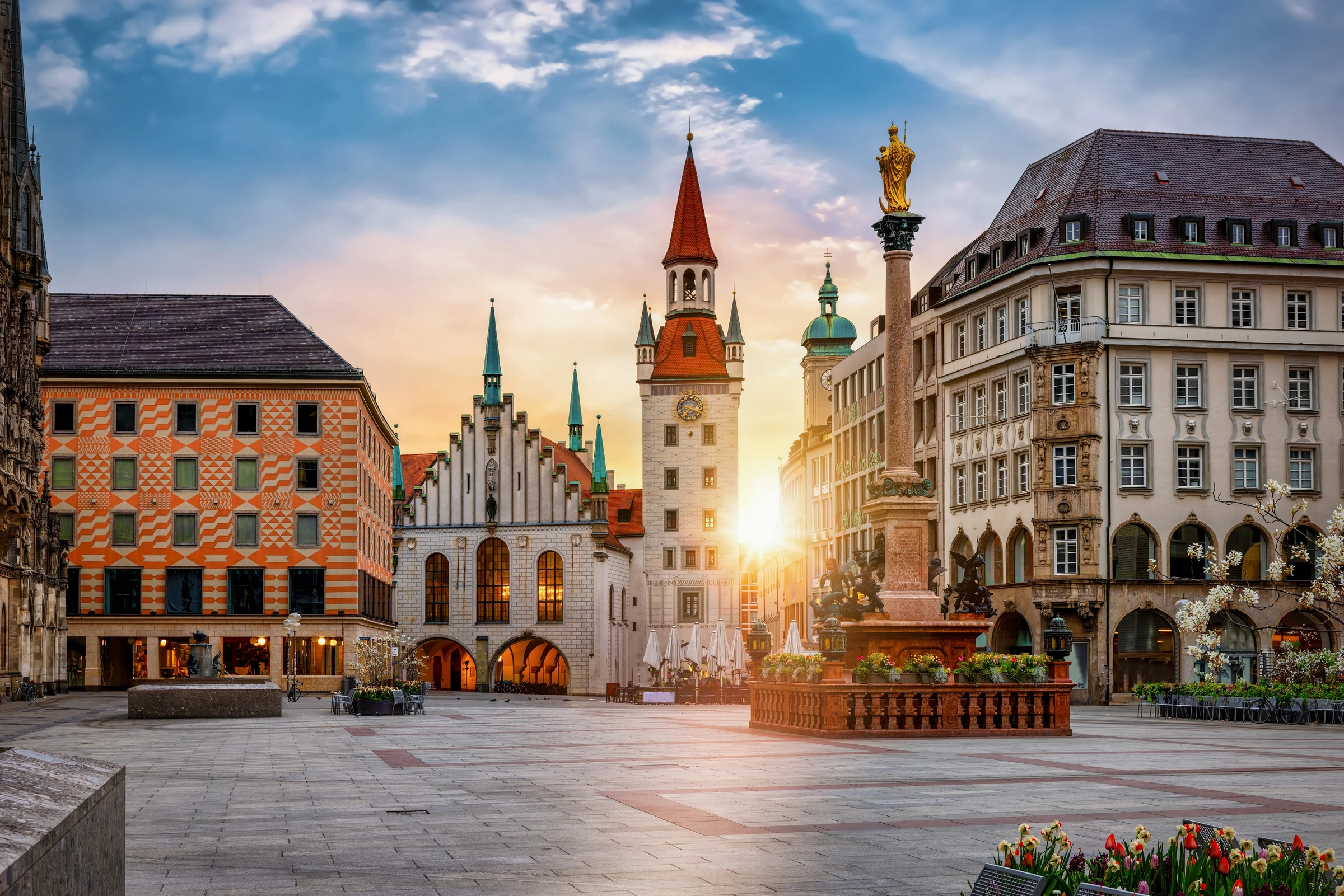 alter-marienplatz-muenchen-sonnenuntergang Abendliche Stimmung am Alten Marienplatz – mitten im Herzen von München.