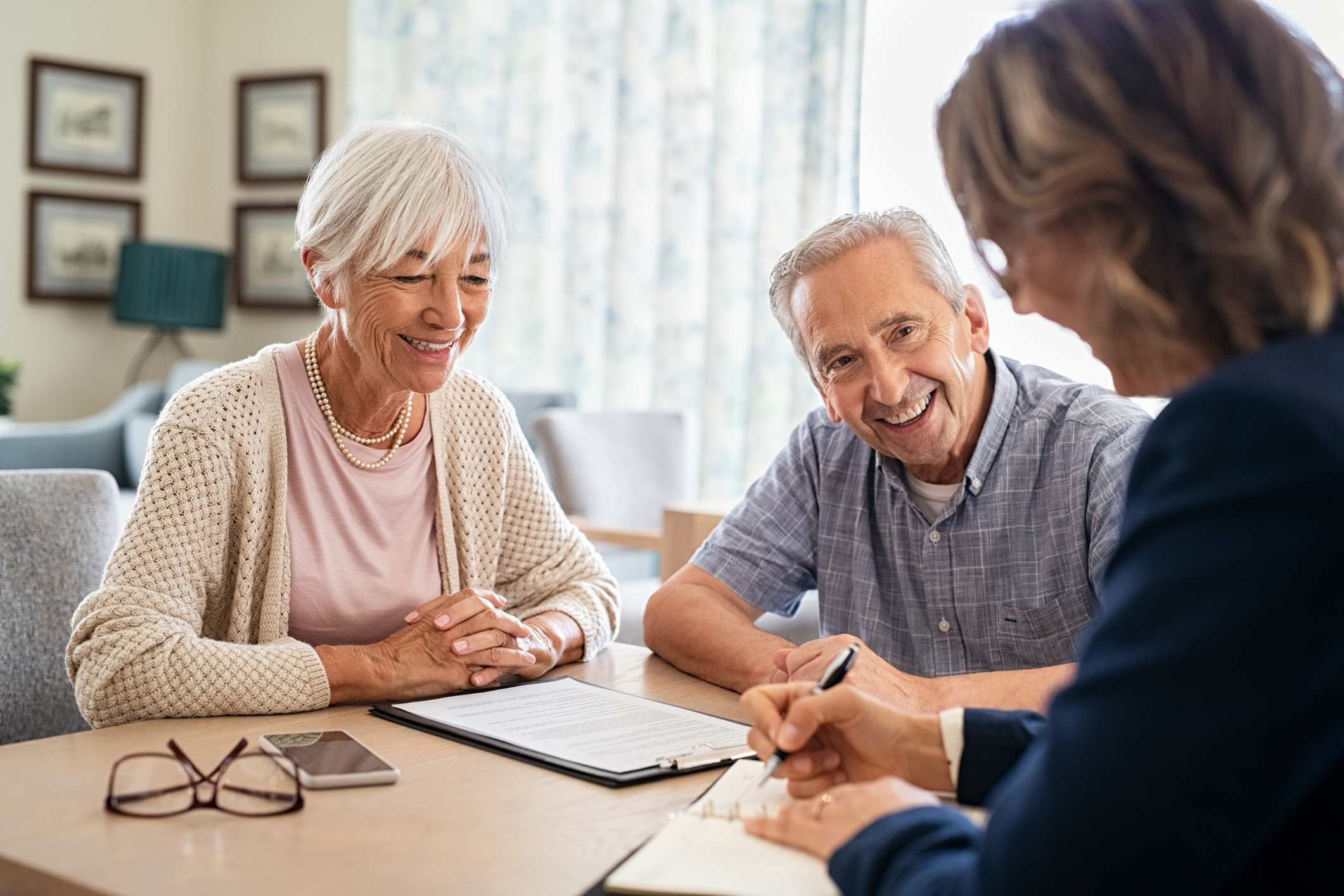 Senior couple consulting with financial agent Wohnen im Alter