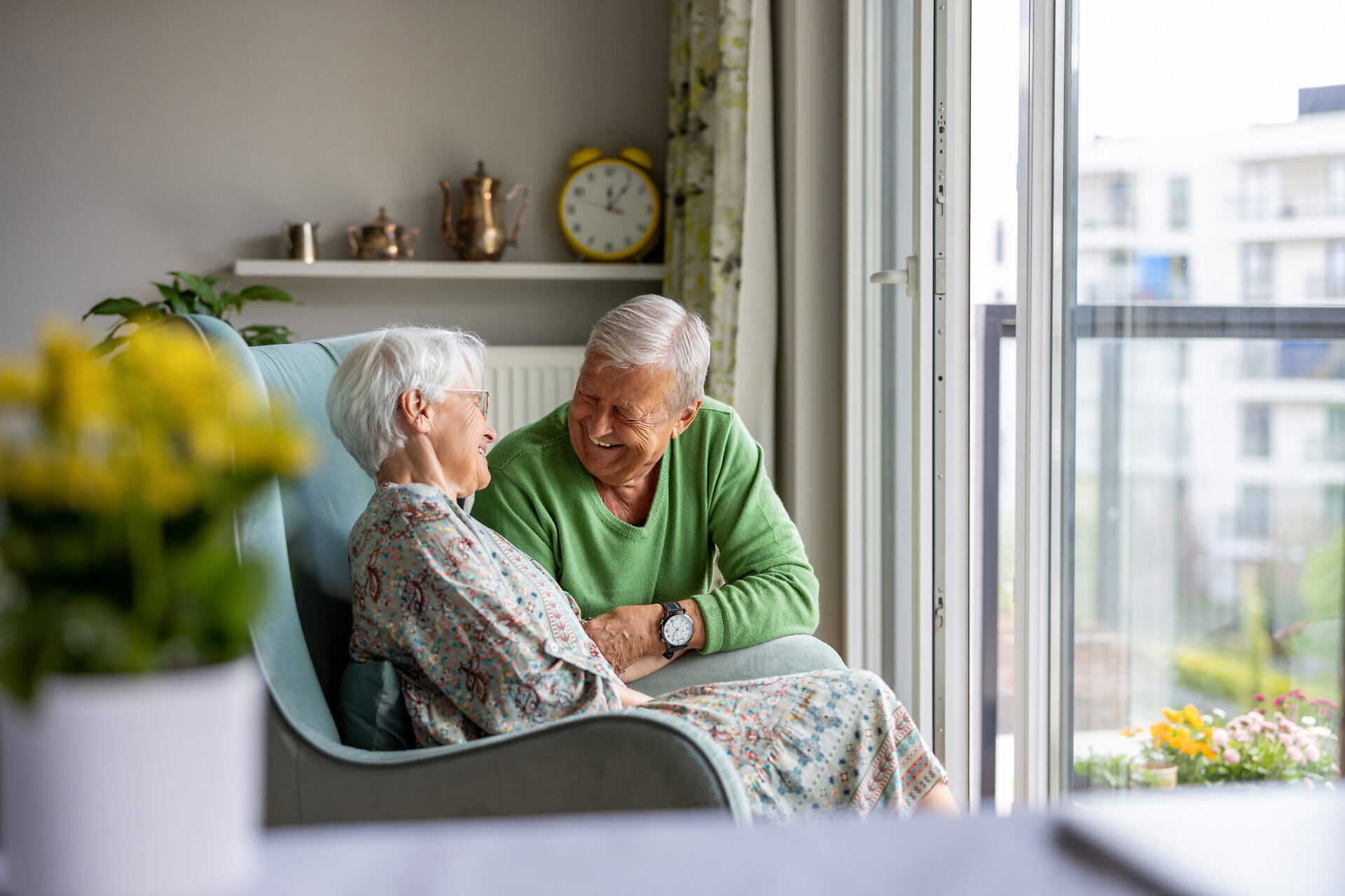 Happy senior couple at home Betreutes Wohnen
