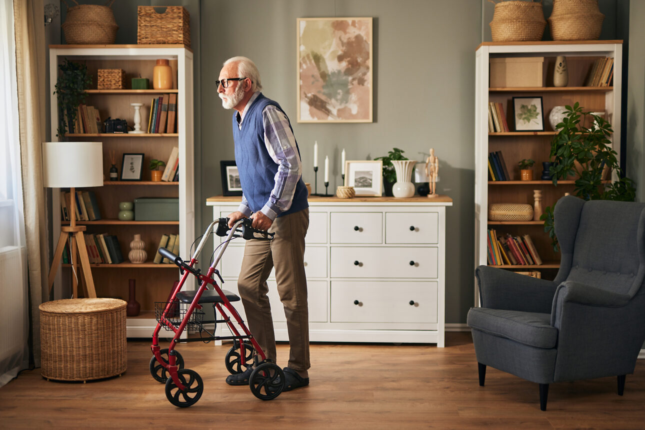 Senior man with disability using walker assistance at home Barrierefreie Wohnung