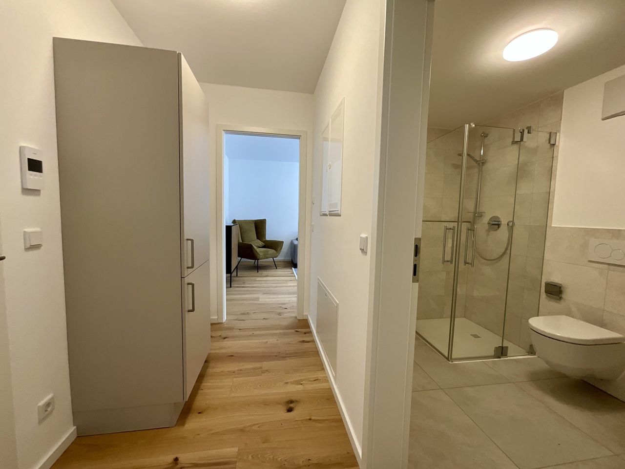 Flur mit Blick ins Badezimmer