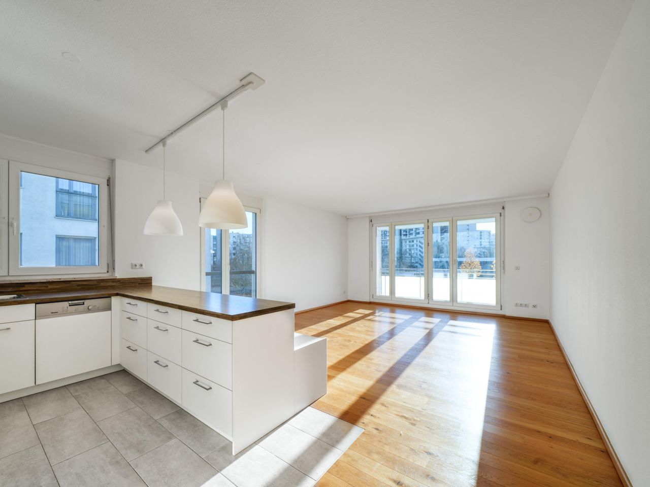 Lichtdurchfluteter Wohn-Essbereich