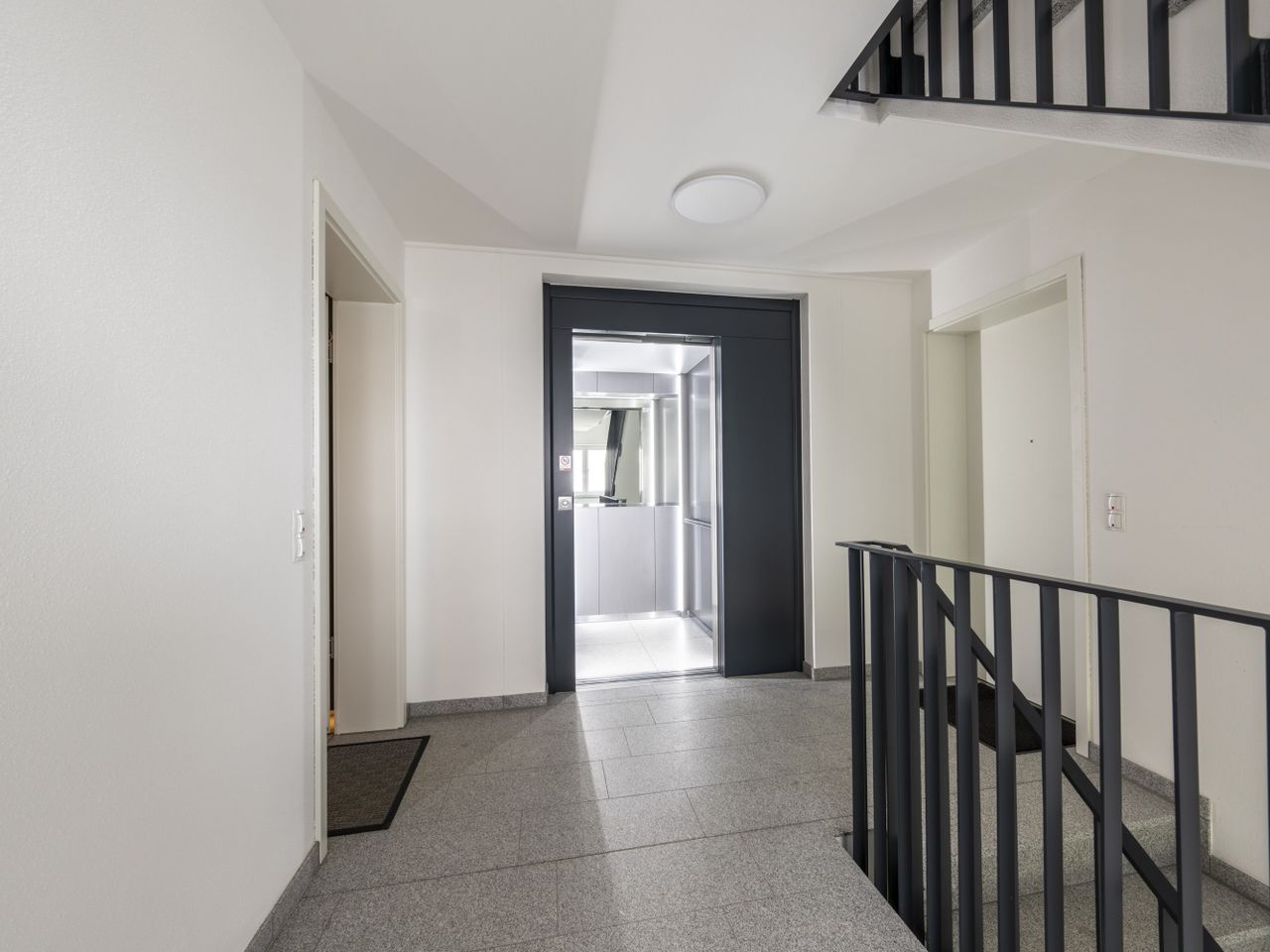 Treppenhaus mit Lift