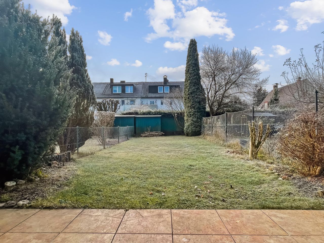 Blick von der Terrasse in den Garten