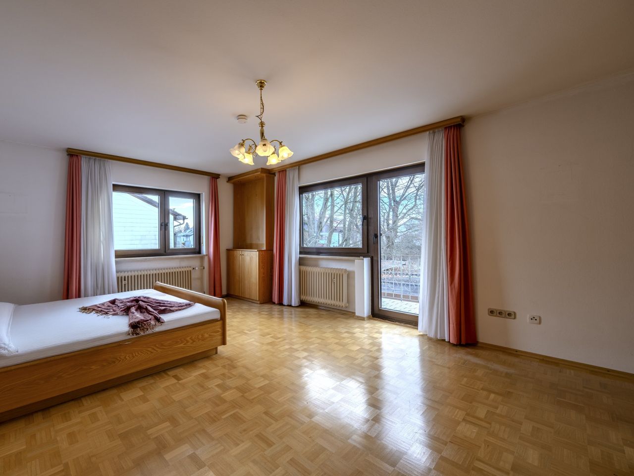 Großes Schlafzimmer