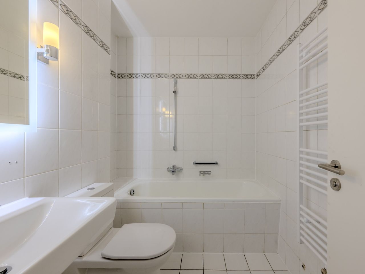 Teilmodernisiertes Badezimmer