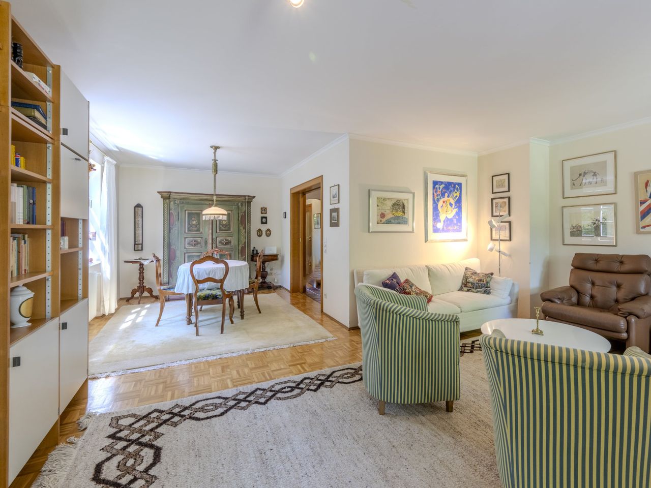 Geräumiges Wohnzimmer