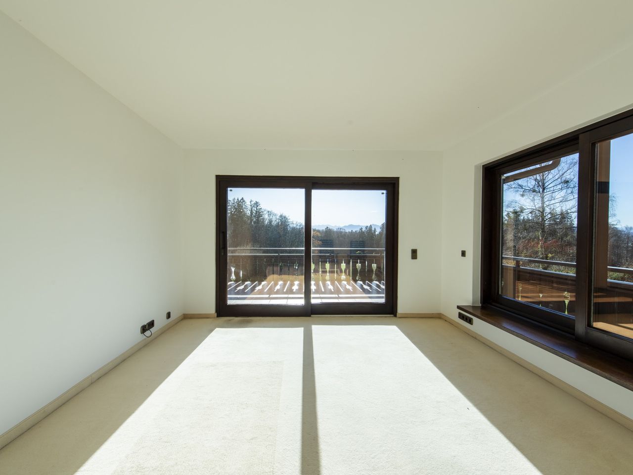 Zimmer mit Zugang zum Balkon