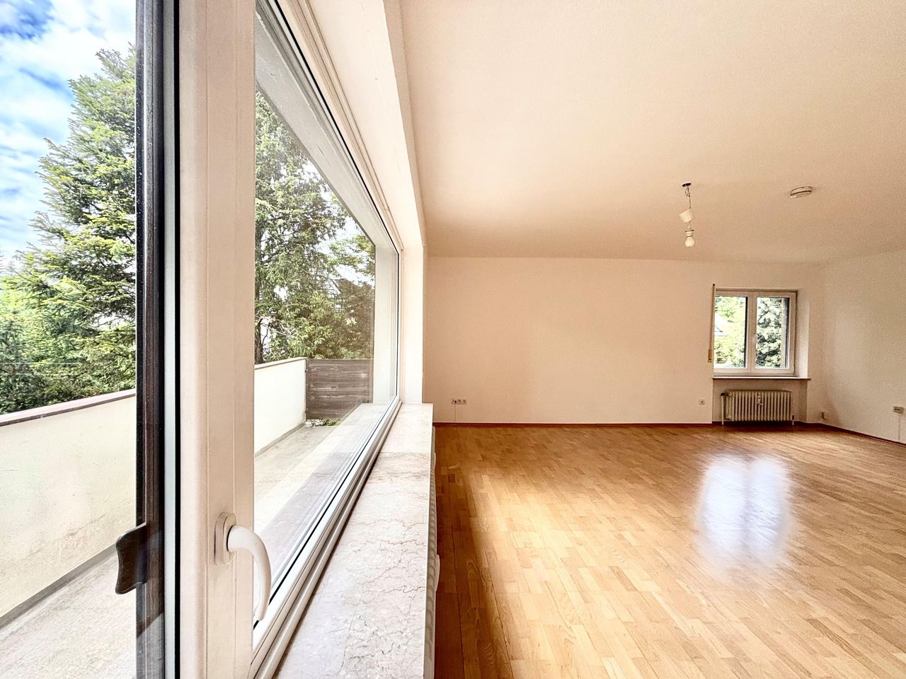 Wohnzimmer mit Balkon