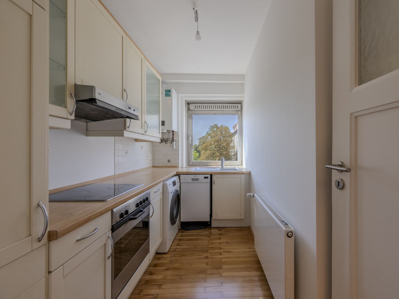 Küche mit Einbauküche & Fenster