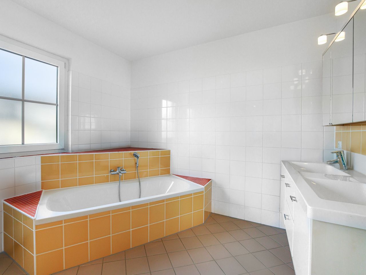 Bad mit Wanne & Dusche im Obergeschoss