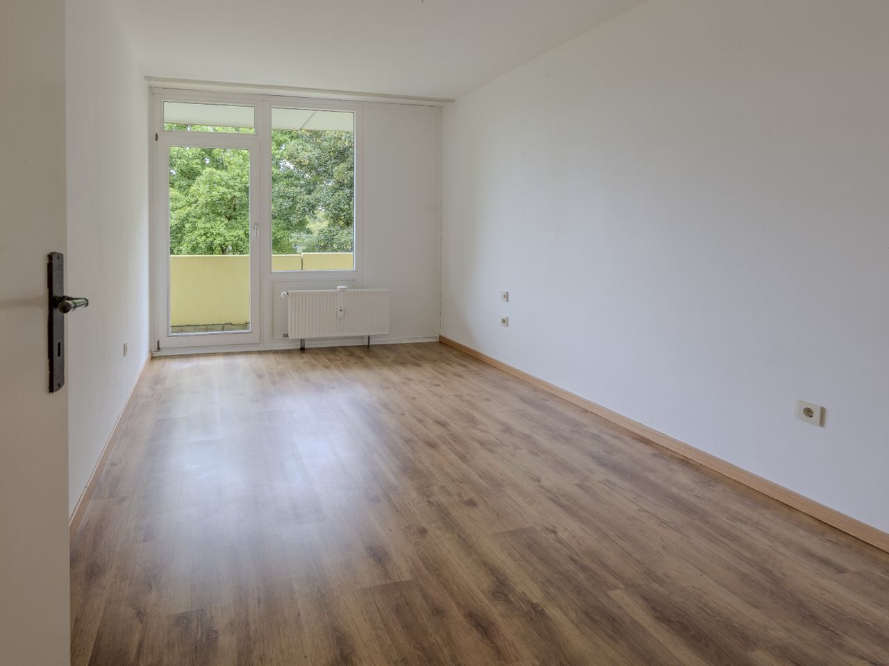 Schlafzimmer mit Ausgang zum Balkon