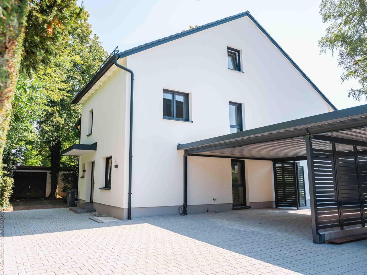 Hausansicht mit Doppel-Carport