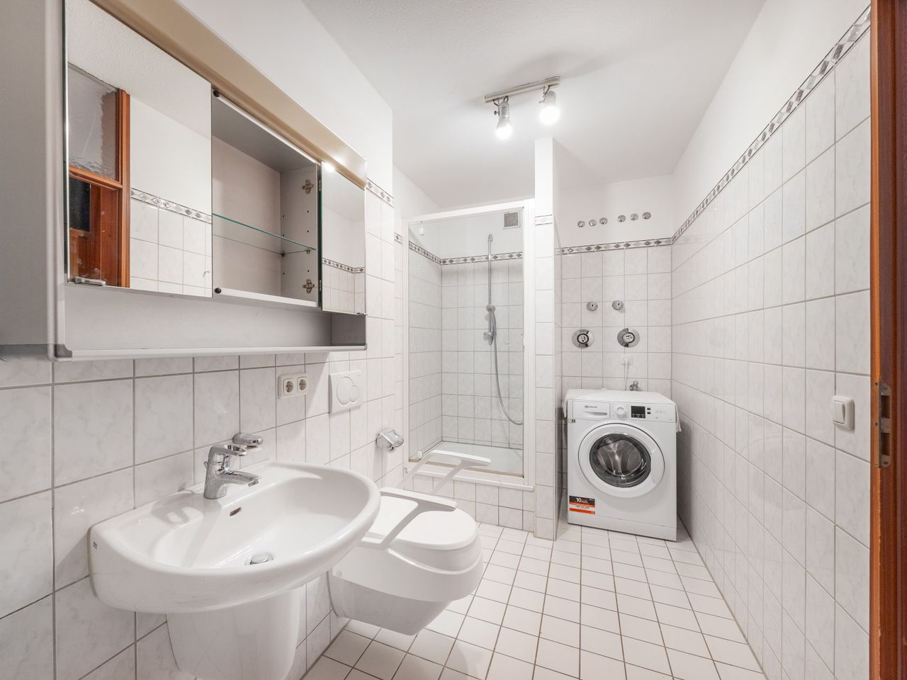 Badezimmer innenliegend mit Waschmaschinenanschluss