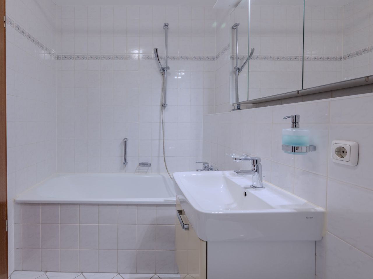 Badezimmer innenliegend mit Badewanne und Duschvorrichtung, WC