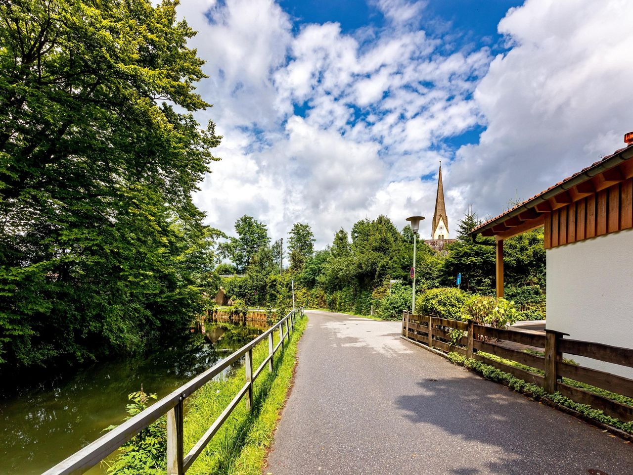 Weg am Bach