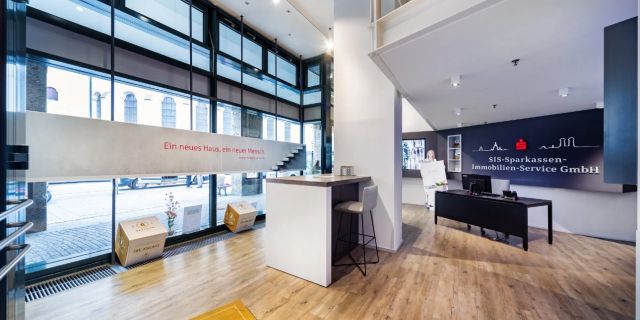 Stilvoller und freundlicher Innenbereich des SIS-Immobilien-Ladenlokals in München.