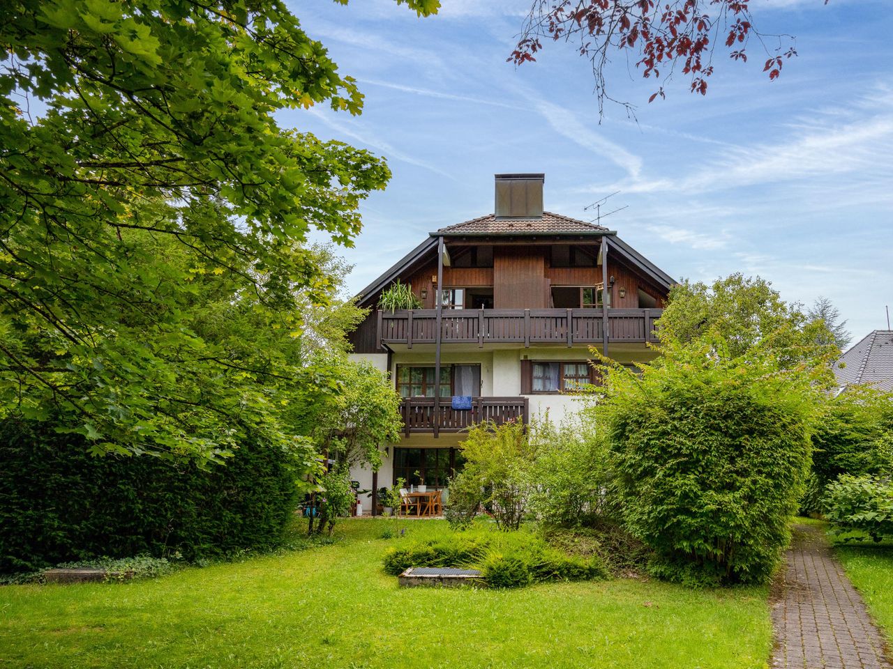 Hausansicht mit Gemeinschaftsgarten