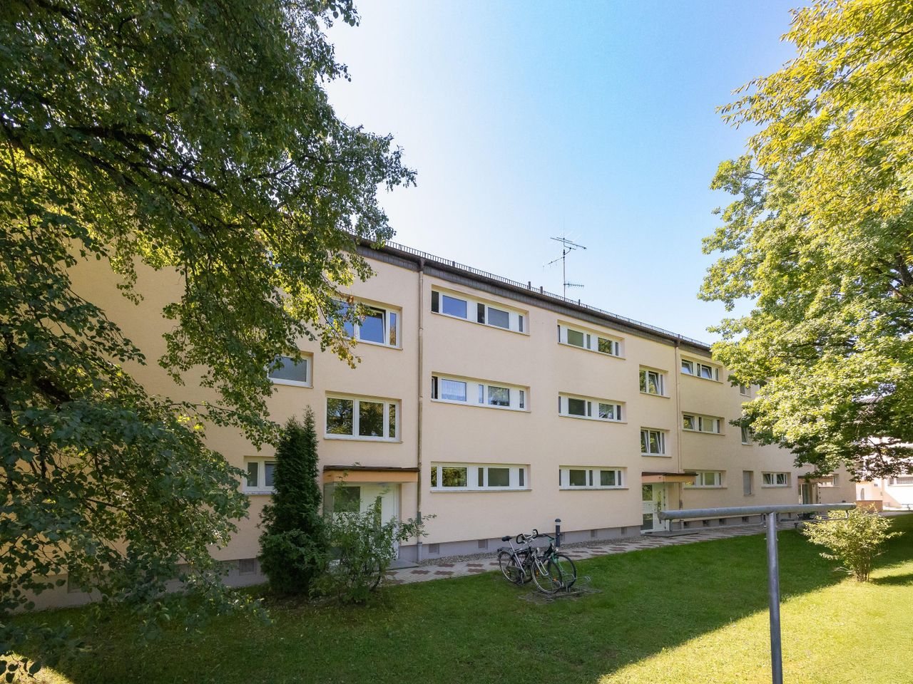 Außenansicht Eingang Gebäude