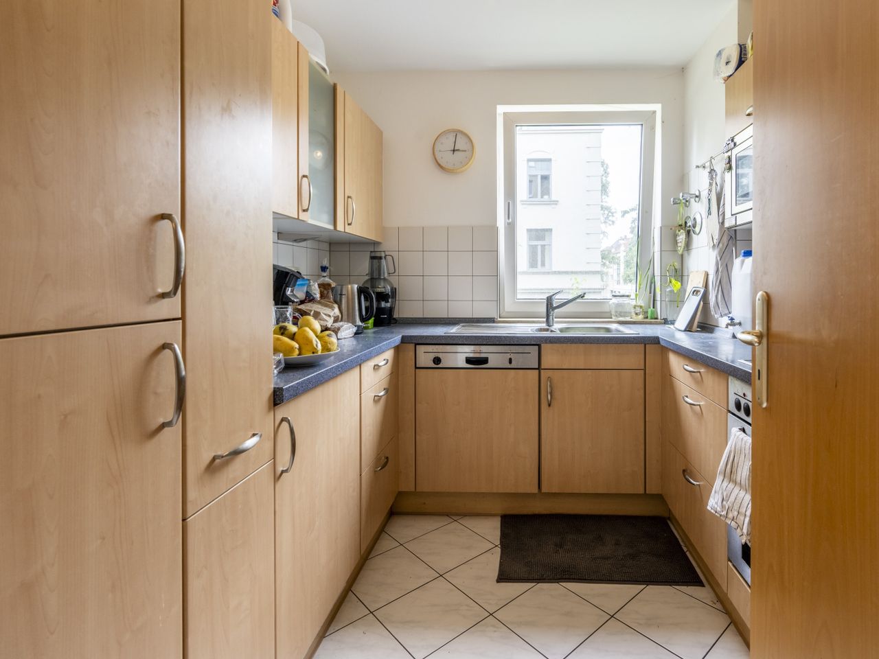 möblierte Küche mit Fenster