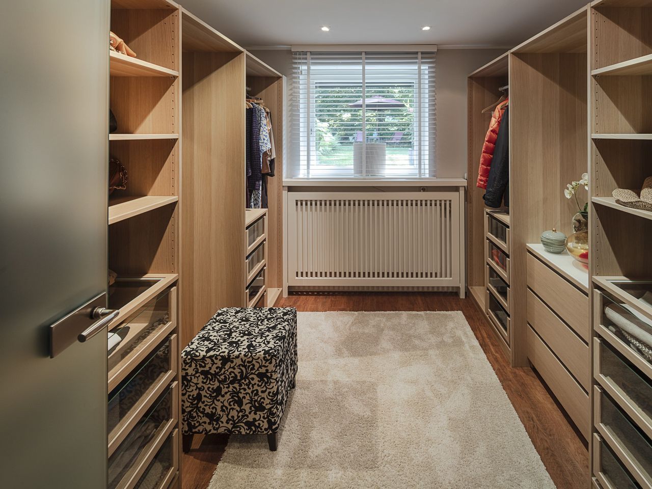 Ankleidezimmer im Apartment