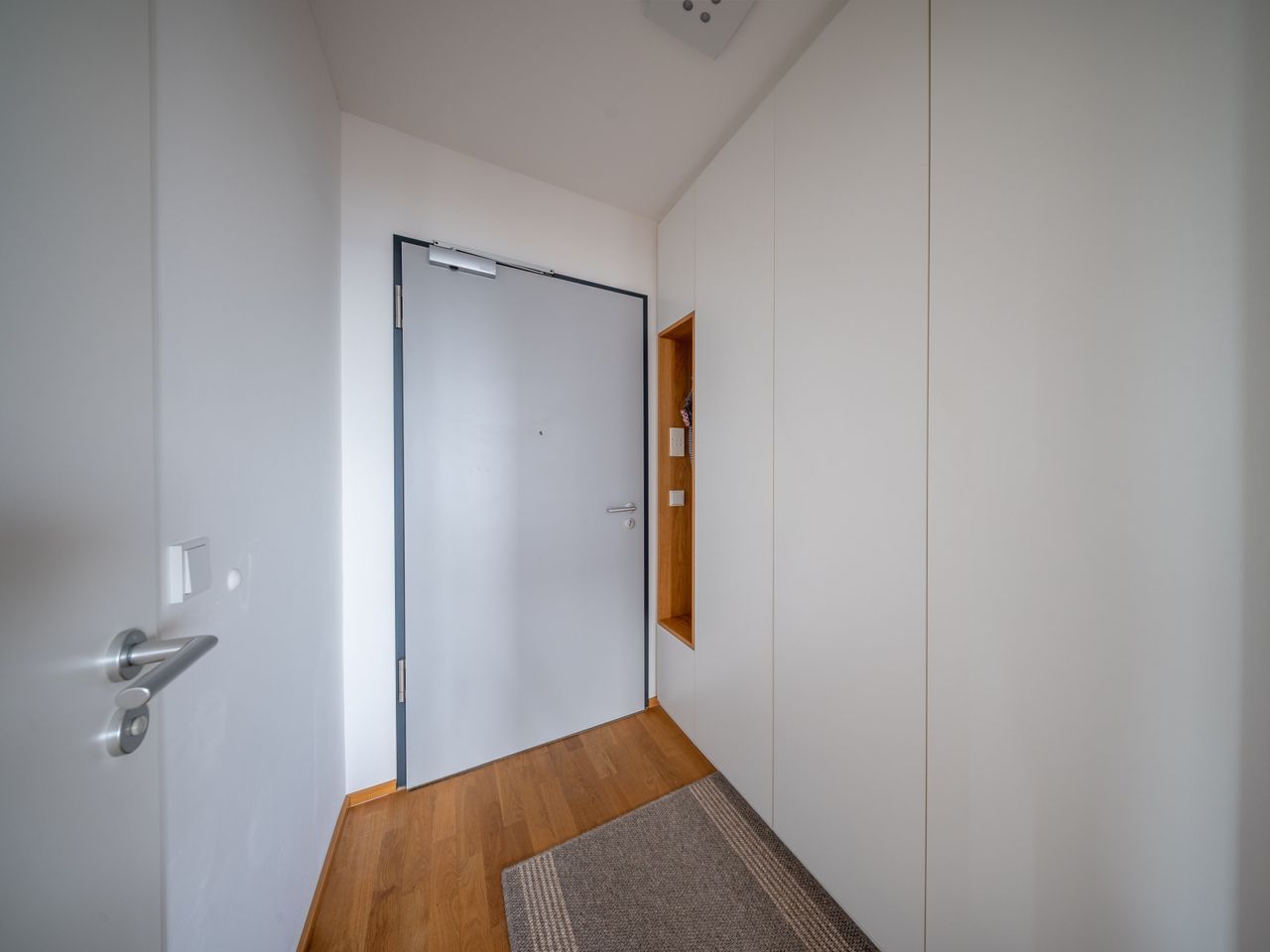 Flur mit Gäste-WC und Einbauschrank