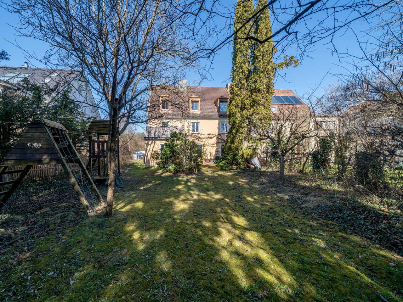 Blick vom Garten zum Haus