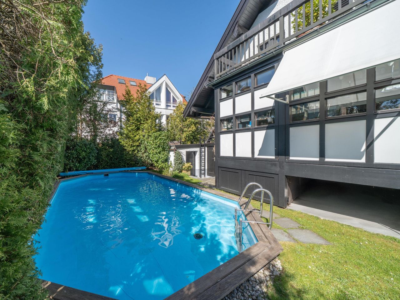 Hausansicht mit Pool