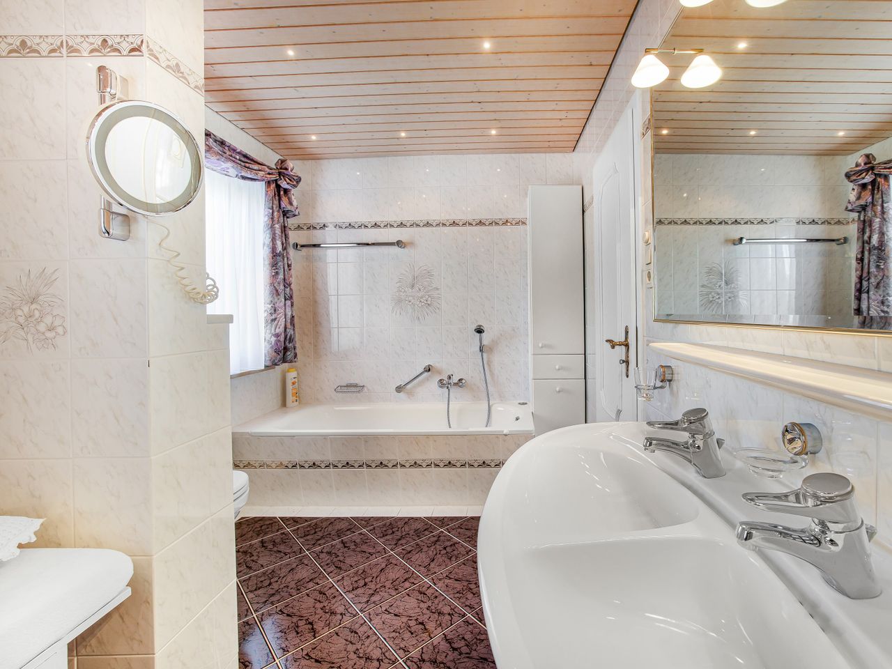 Impression Bad mit Wanne, Dusche und Sauna