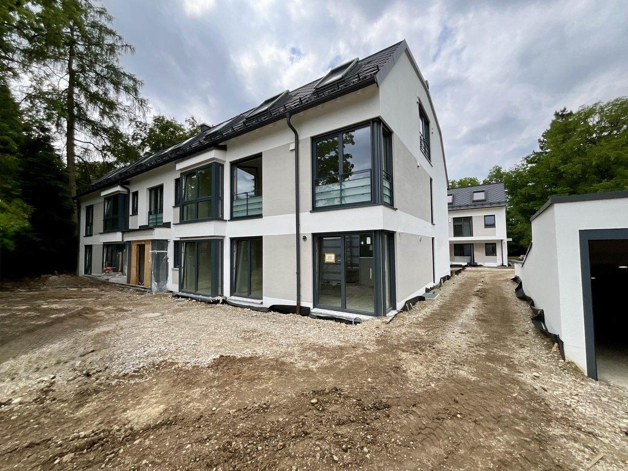 Straßenseitig