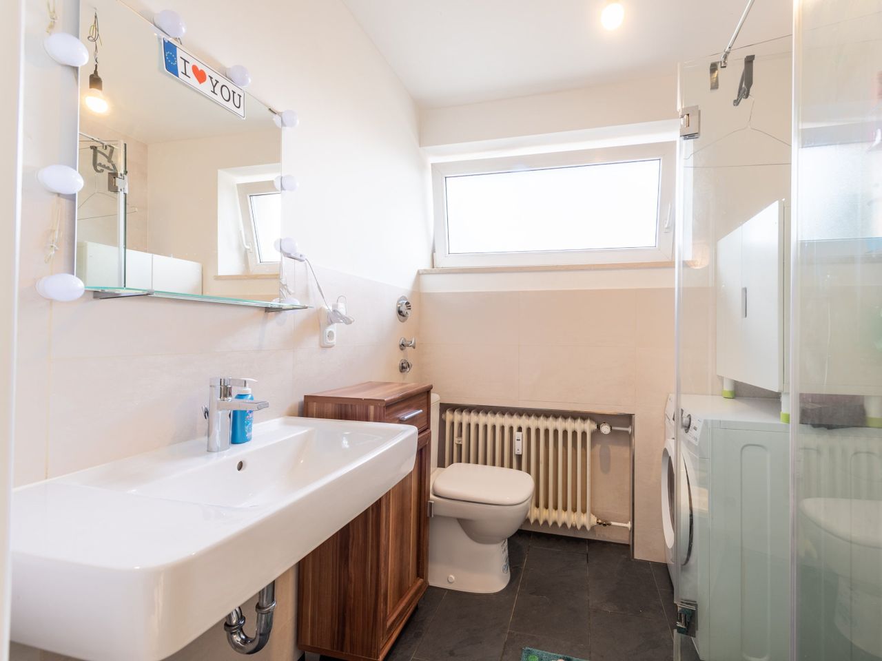 Badezimmer mit Fenster