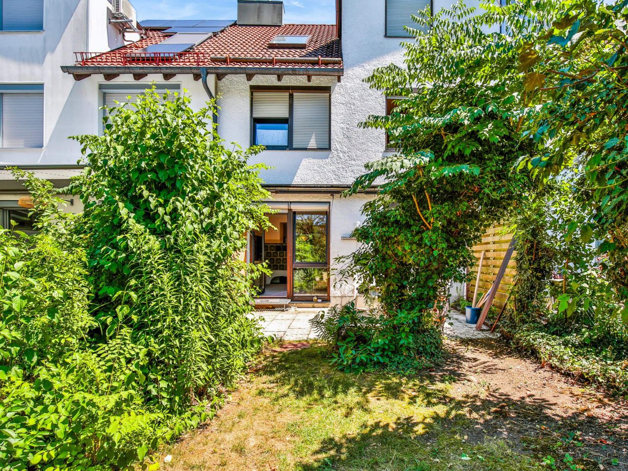 Garten mit Sonnenterrasse