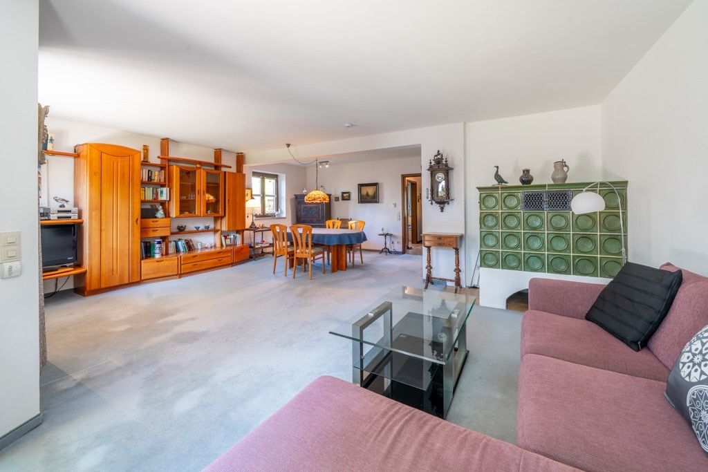 Wohnzimmer mit Kachelofen