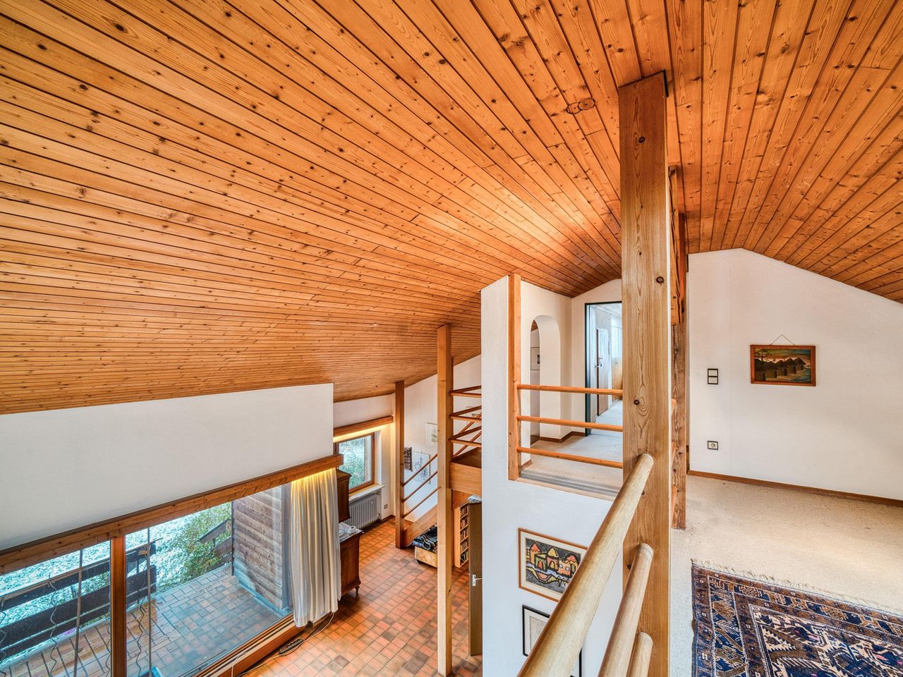 Blick von der Galerie in den Wohnbereich