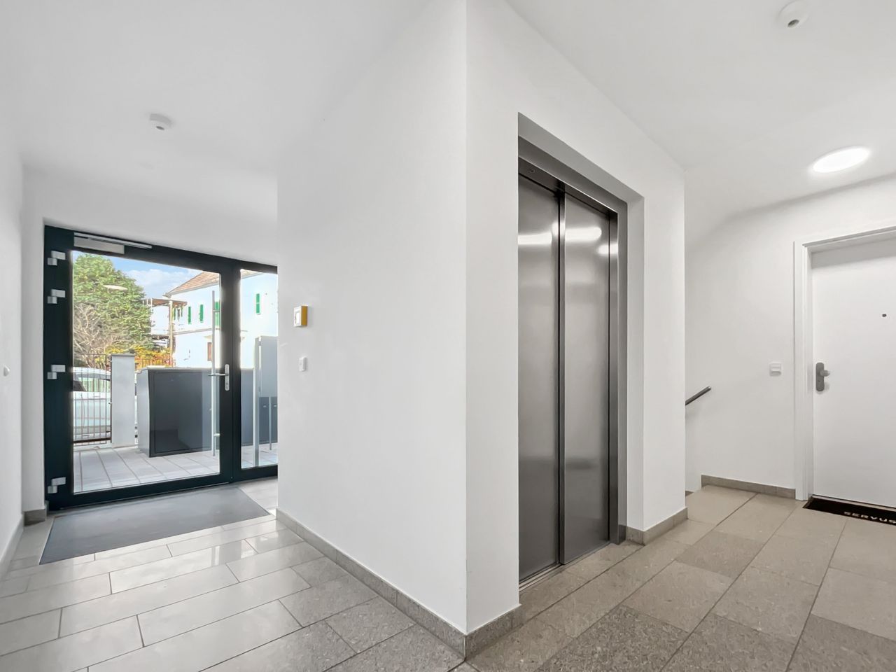 Treppenhaus mit Lift