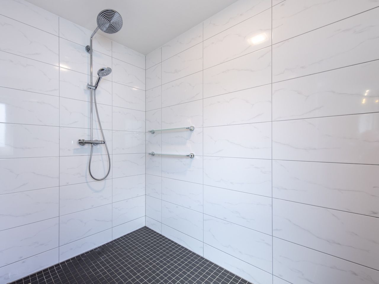 Dusche im Luxusbad OG