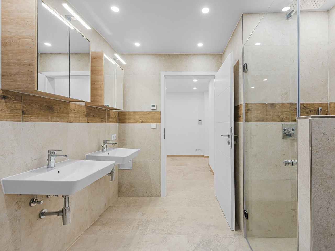 Badezimmer mit Dusche 