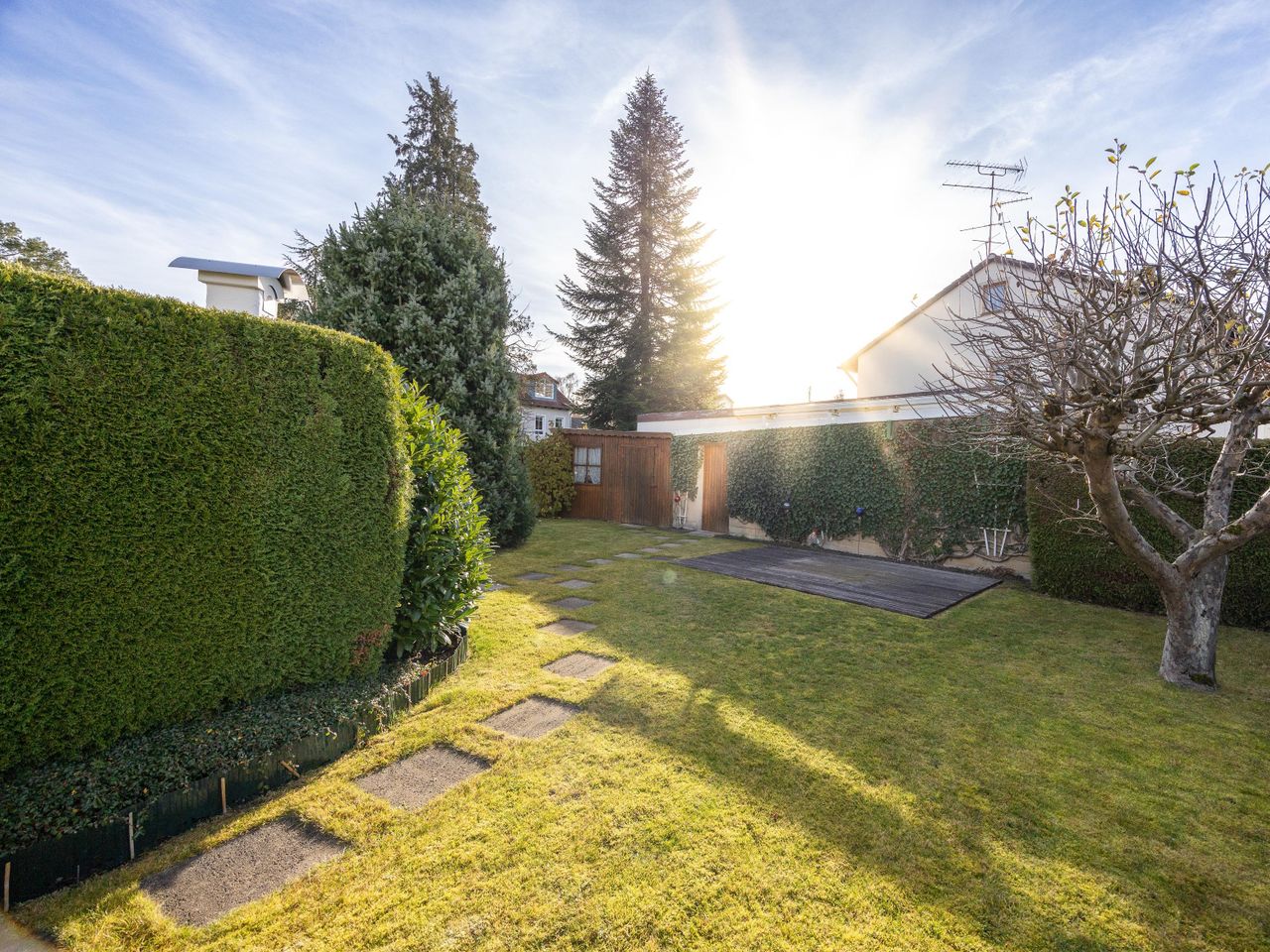 Die sonnige Süd-West-Seite des Gartens