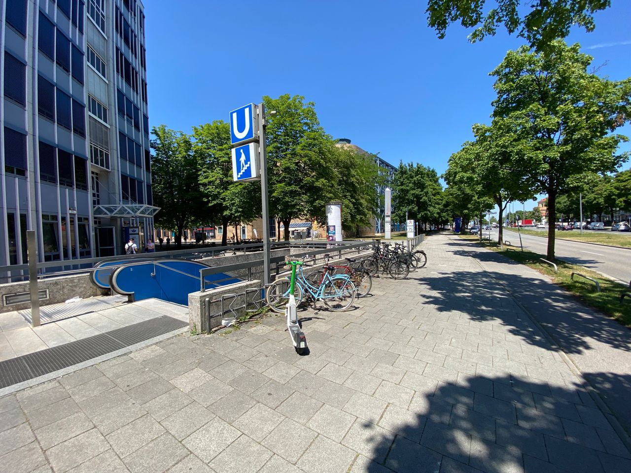 U-Bahn vor dem Haus
