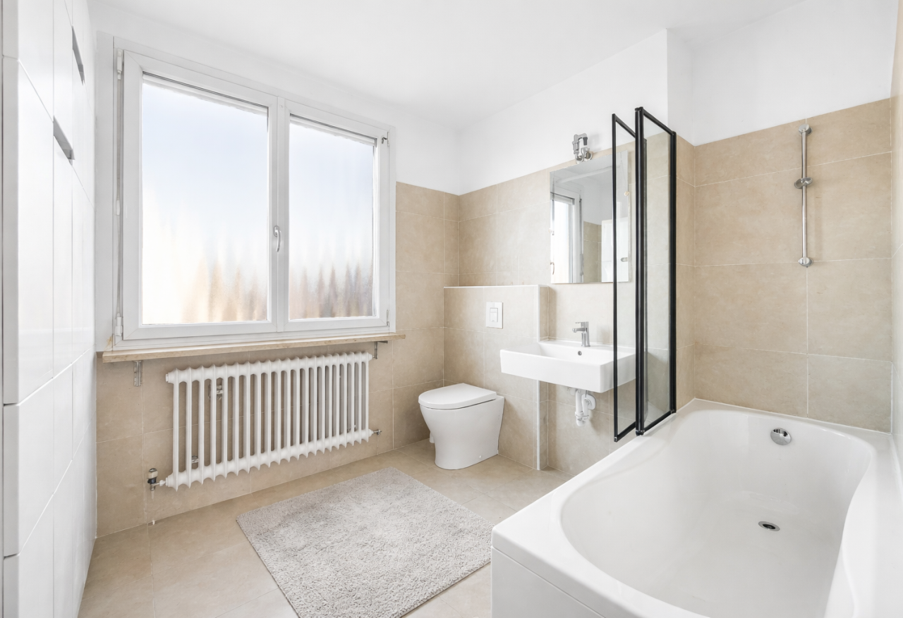 Zeitloses Tageslichtbad im Obergeschoss