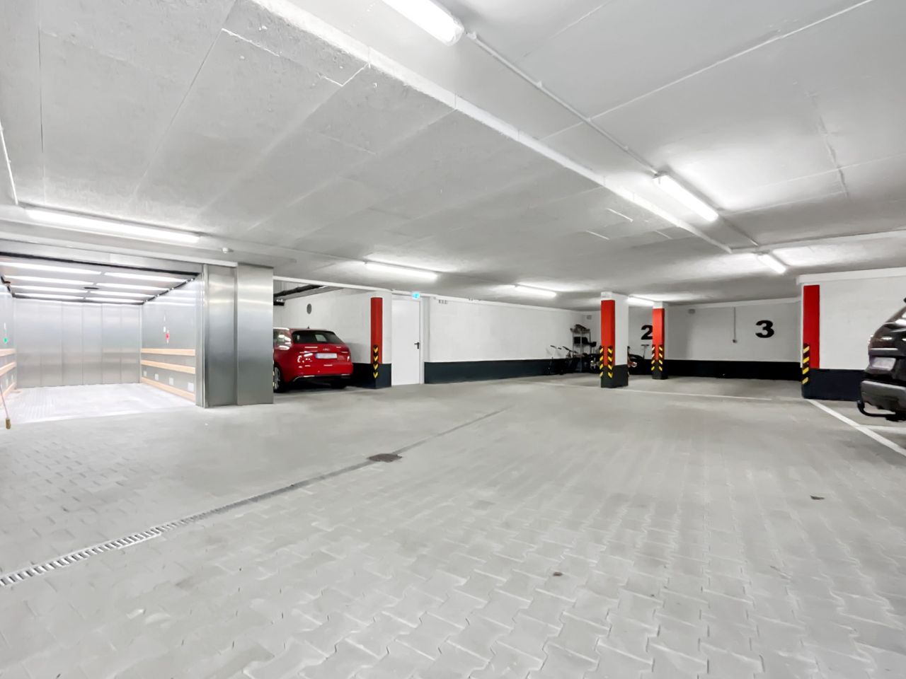 TG mit Einzelstellplätzen und Auto-Lift