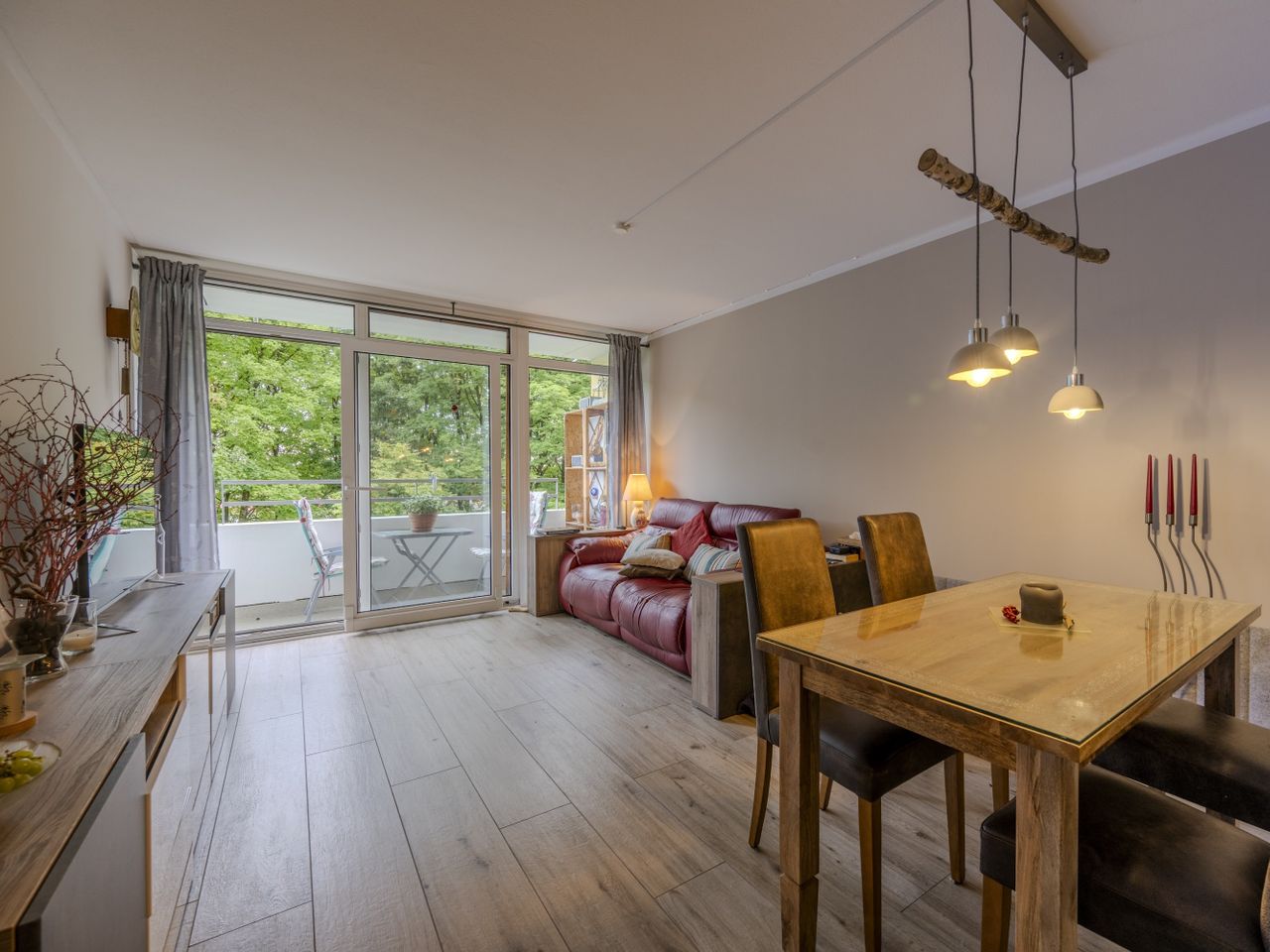 Wohnzimmer mit Essplatz