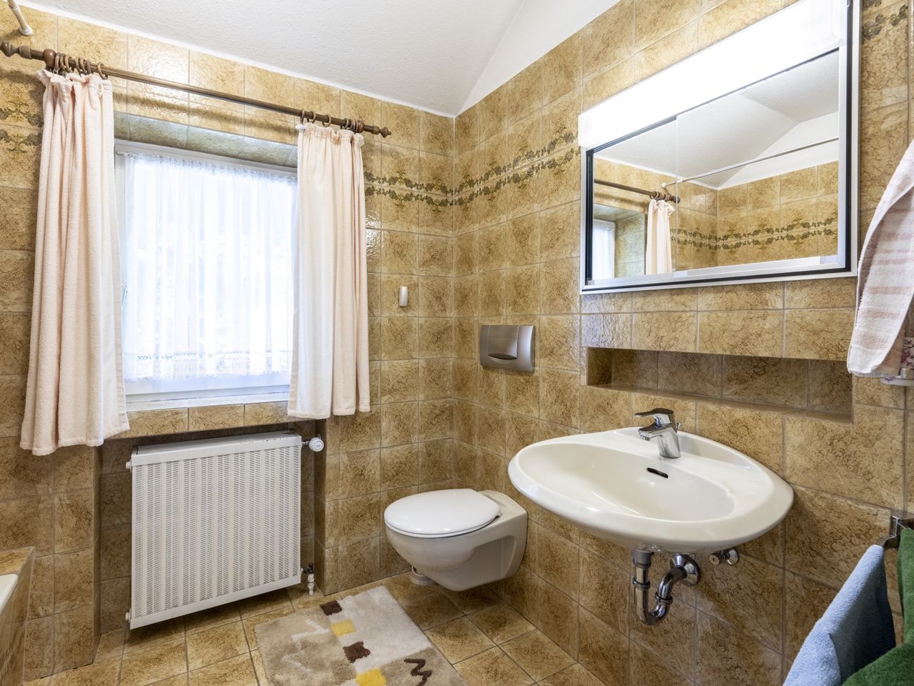 Bad mit Badewanne