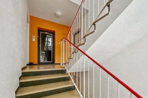 Treppenhaus mit Lift