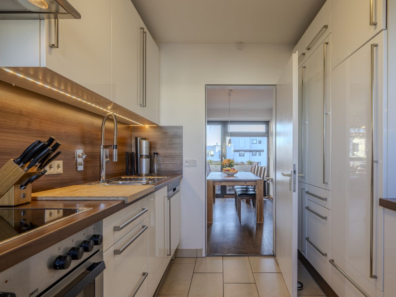 Küche mit Einbauküche