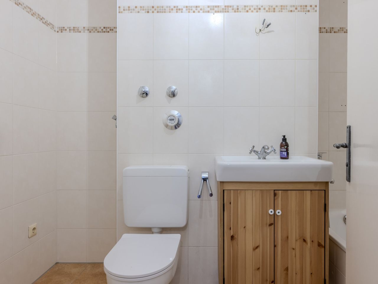 Innenliegendes Badezimmer mit Waschmaschinenanschluss