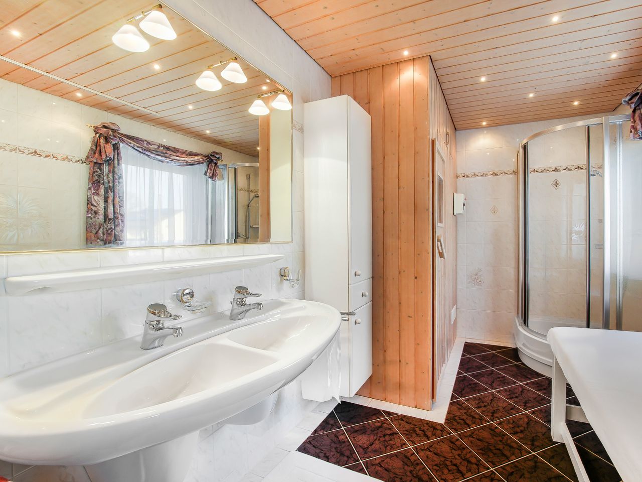 Impression Bad mit Wanne, Dusche und Sauna